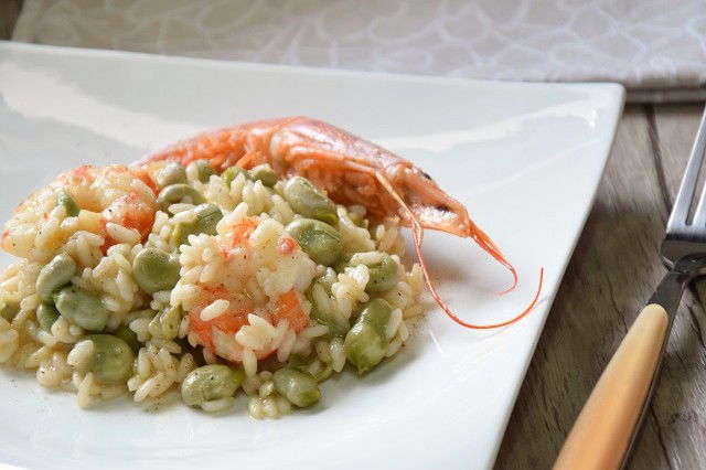 Risotto con fave e gamberoni