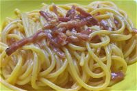 Spaghetti con speck croccante e crema di uova