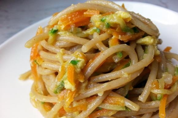 Spaghetti integrali con carote e zucchine