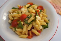 Mezze penne con scamorza, pomodorini e rucola