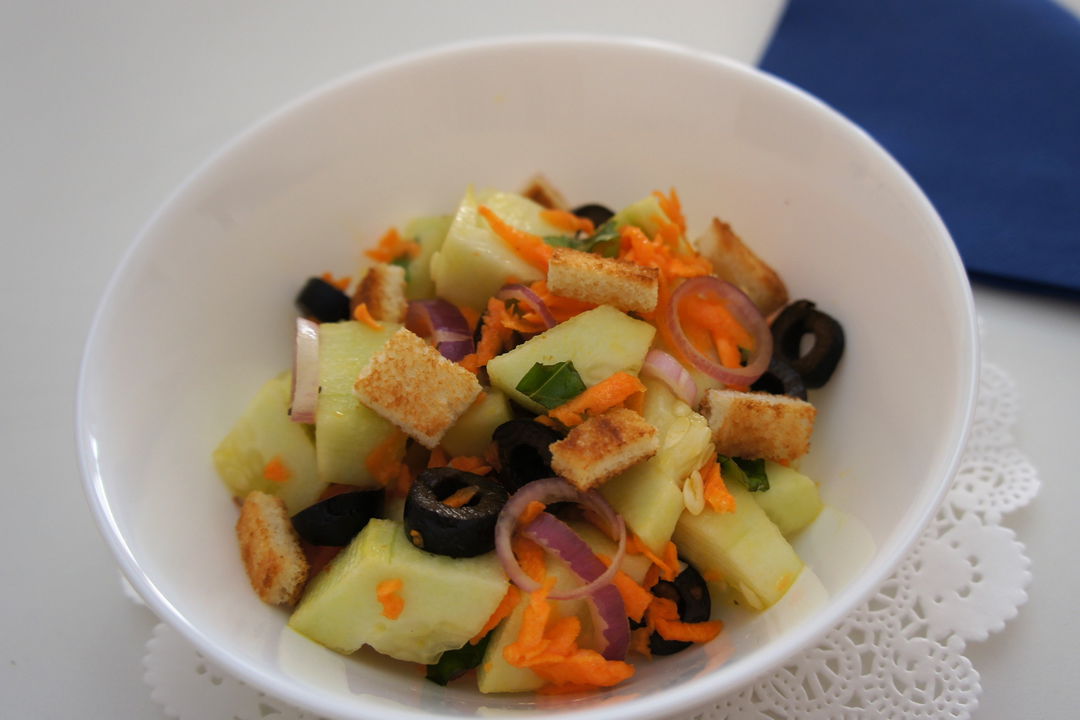 Insalata estiva di cetrioli e crostini