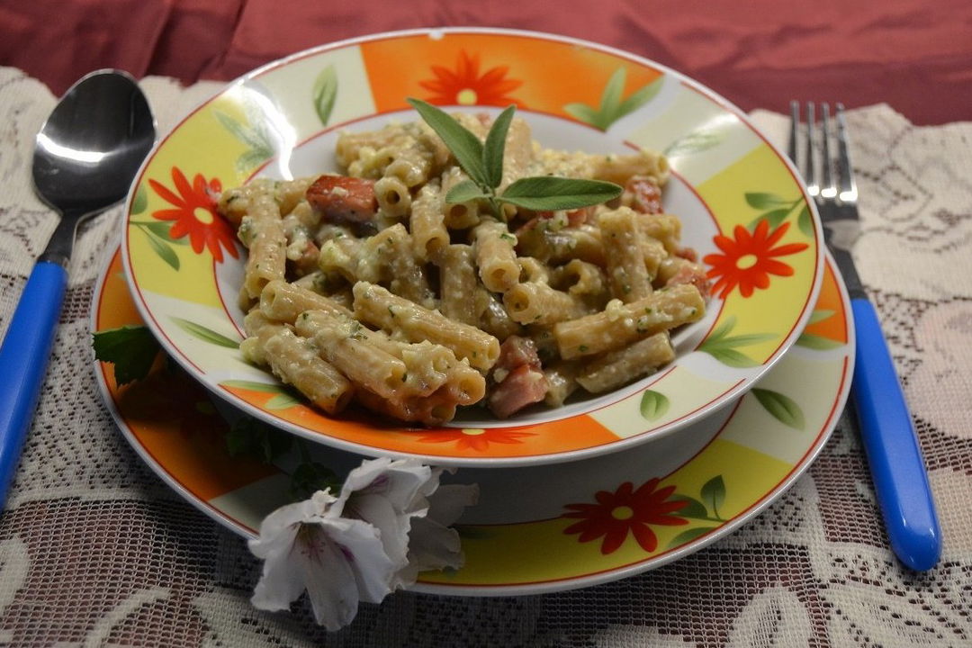 Pasta con pesto di salvia e basilico