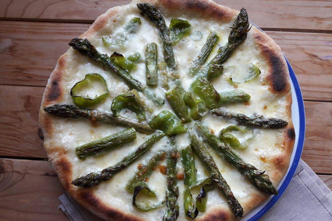 Pizza con asparagi e friggitelli Fidelity Cucina