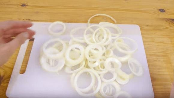 Ecco il modo più semplice per tagliare le cipolle a fette