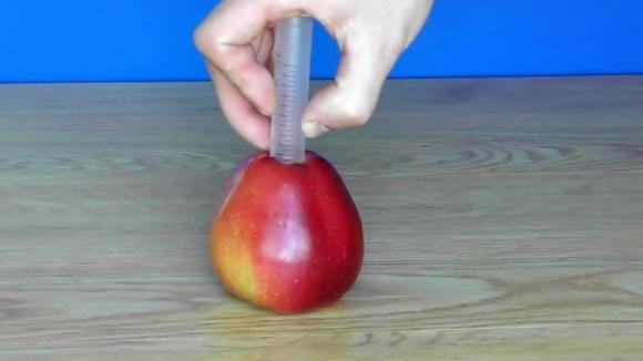 Infilza una siringa in una mela. Ecco il trucco geniale da provare subito