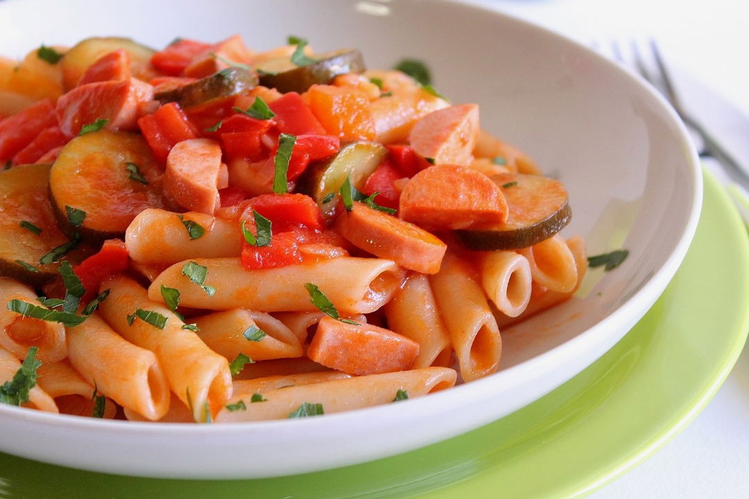Penne con zucchine, peperoni e wurstel