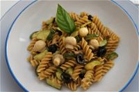 Fusilli integrali con zucchine, olive e funghetti