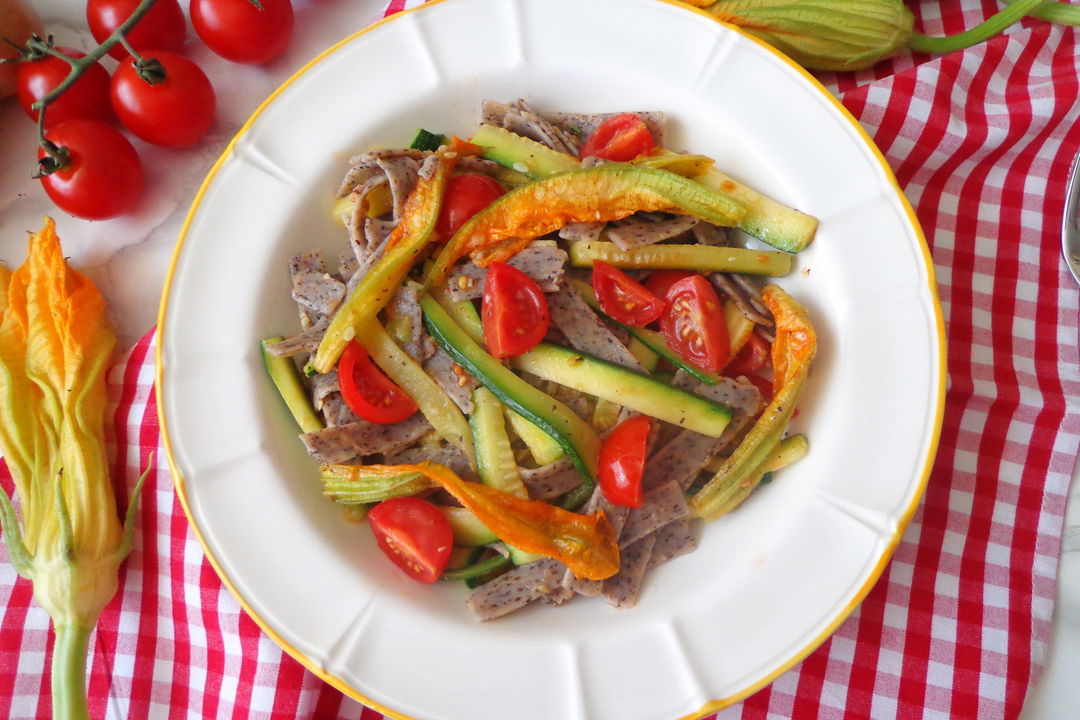 Pizzoccheri con fiori di zucca, zucchine e pomodorini