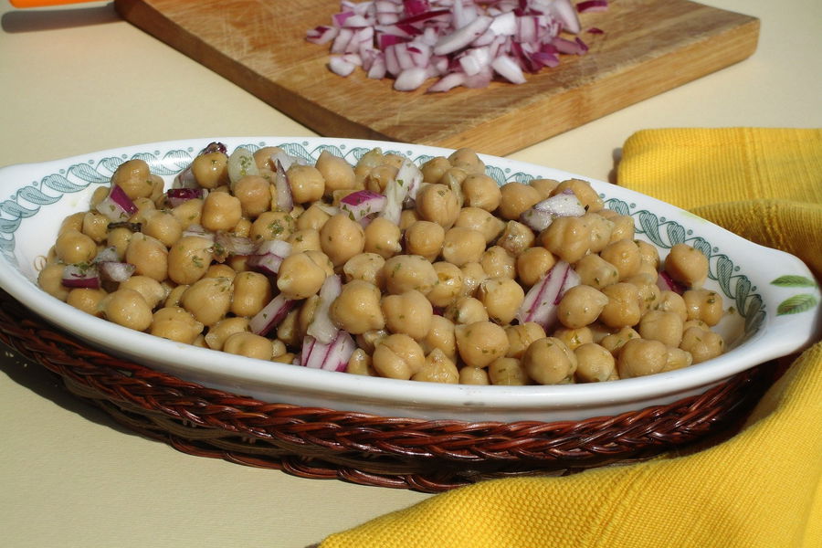Insalata di ceci con acciughe e cipolle