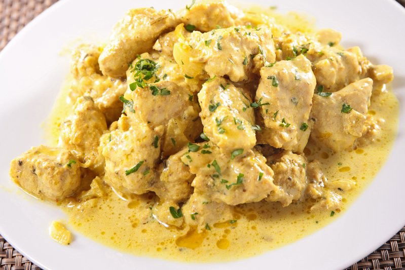 Pollo al curry con yogurt