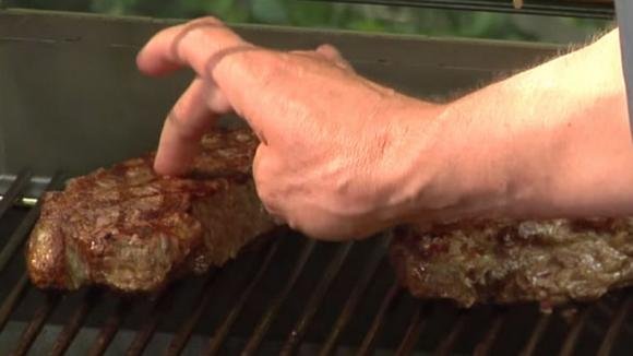 Ecco il segreto per cuocere alla perfezione le bistecche sul barbecue. Basta toccarle con un dito!