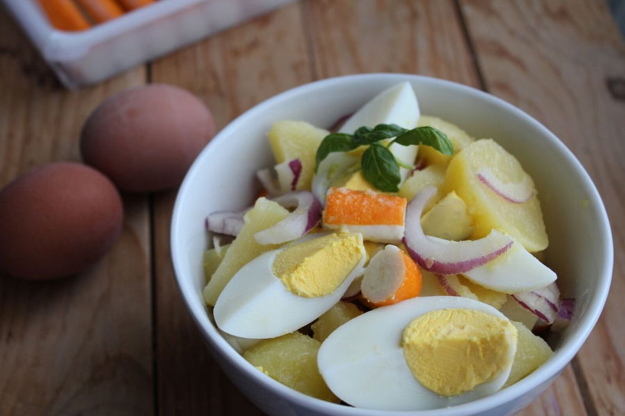 Insalata di patate, surimi e uova
