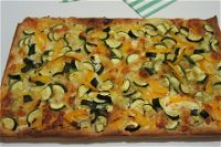 Pizza di sfoglia con verdure e mozzarella