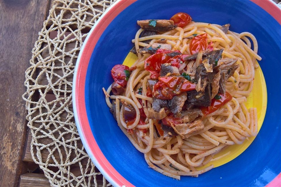 Spaghetti con buzzonaglia, pomodorini, cipolla e olive