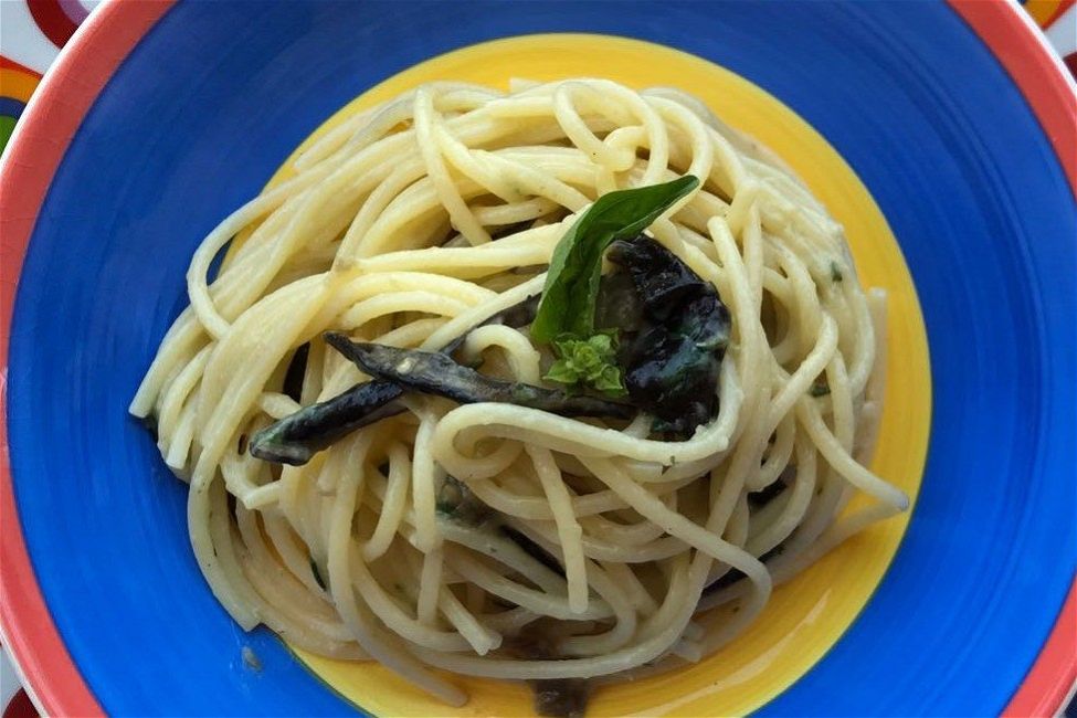 Spaghetti con crema di burrata al basilico e melanzane