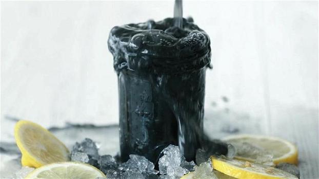 Come preparare la limonata nera al carbone attivo