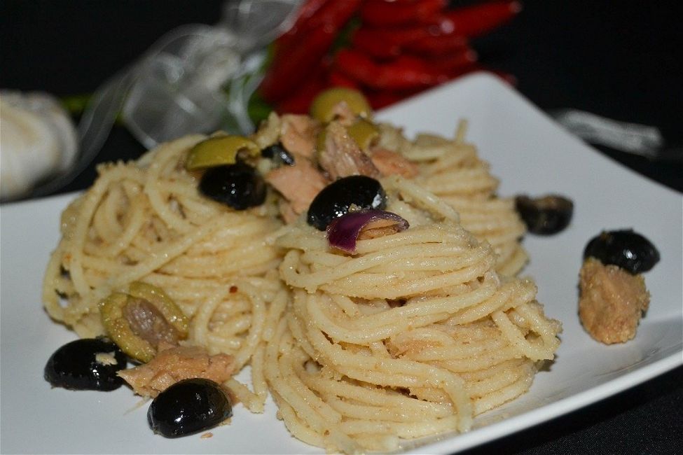 Spaghetti integrali con alici, olive e tonno