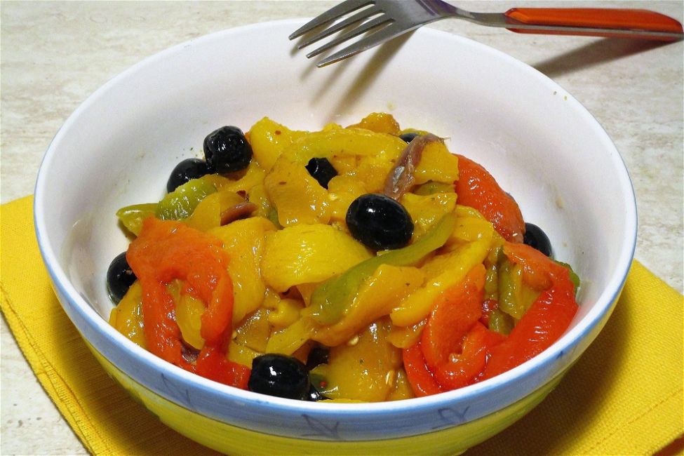 Filetti di peperoni con olive e acciughe