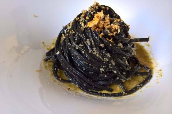 Spaghetti al nero di seppia con pesto di finocchietto e bottarga