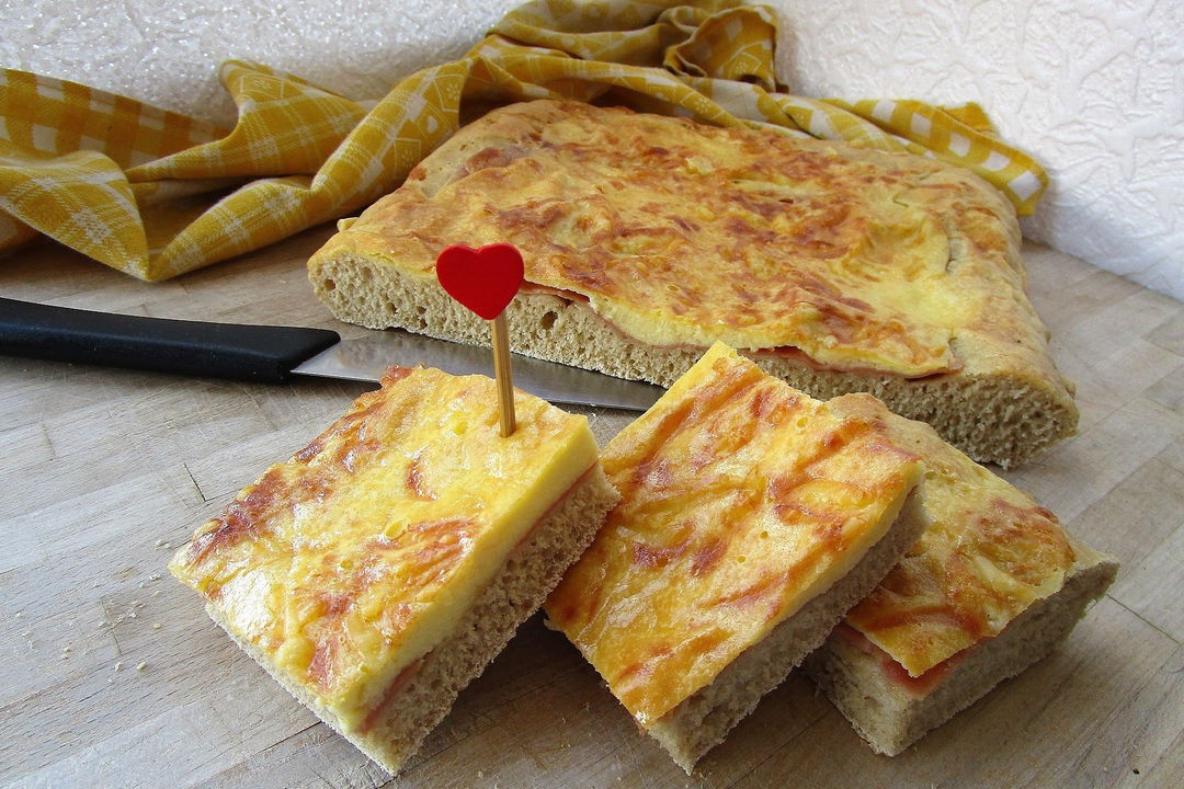 Focaccia con mortadella e formaggio