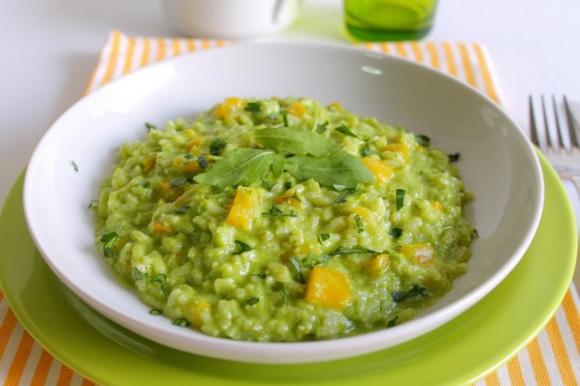 Risotto al pesto di rucola e mandorle con peperoni