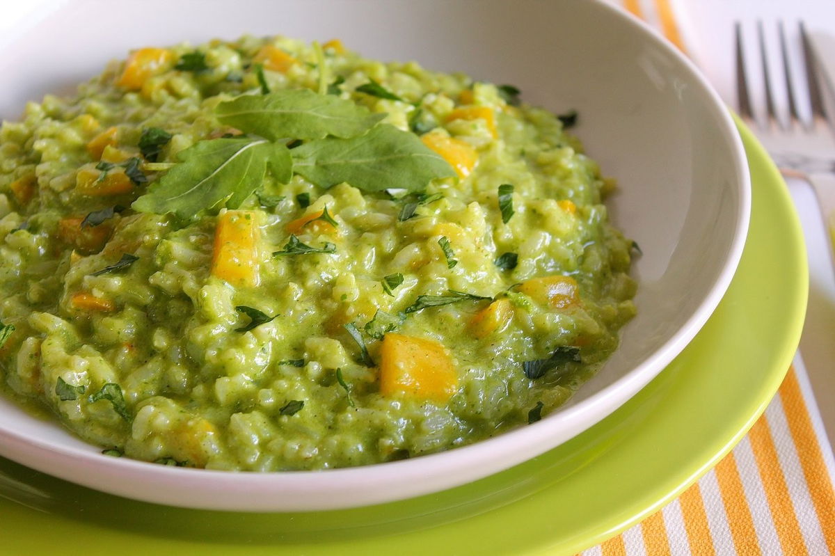 Risotto al pesto di rucola e mandorle con peperoni ...