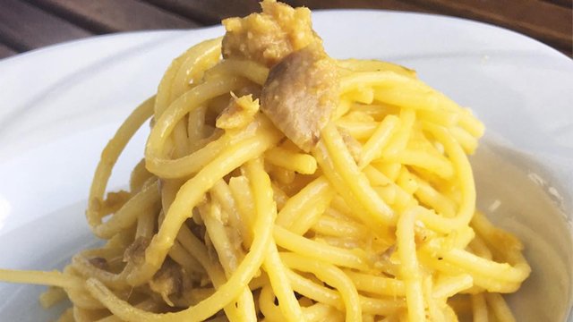 Spaghetti con tonno e crema di uovo e formaggio - Fidelity Cucina