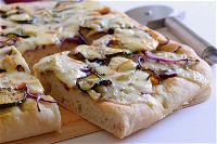 Pizza alta con gorgonzola, scamorza, zucchine e cipolla rossa