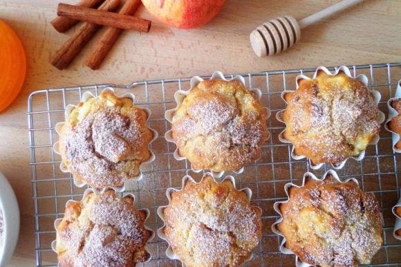 Muffin alle mele con ricotta e uvetta