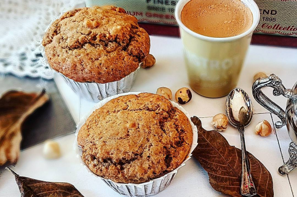 Muffin soffici con nocciole, latte e caffè