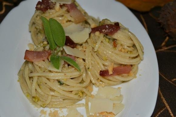 Spaghetti con sugo di pistacchi e speck