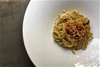 Spaghetti con pesto alla siciliana, bottarga e pangrattato