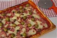 Pizza di sfoglia con prosciutto cotto, olive e capperi