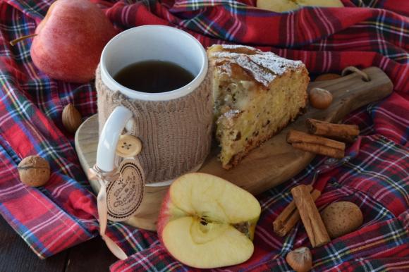 Torta di mele con uvetta e frutta secca