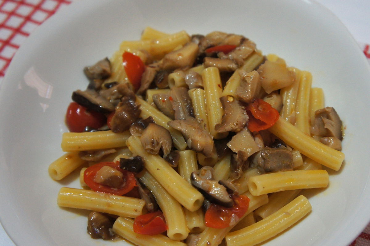 Pasta ai funghi cardoncelli con pomodorini e peperoncino ...