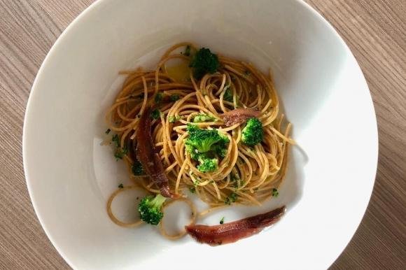 Spaghetti integrali con broccoletti e acciughe