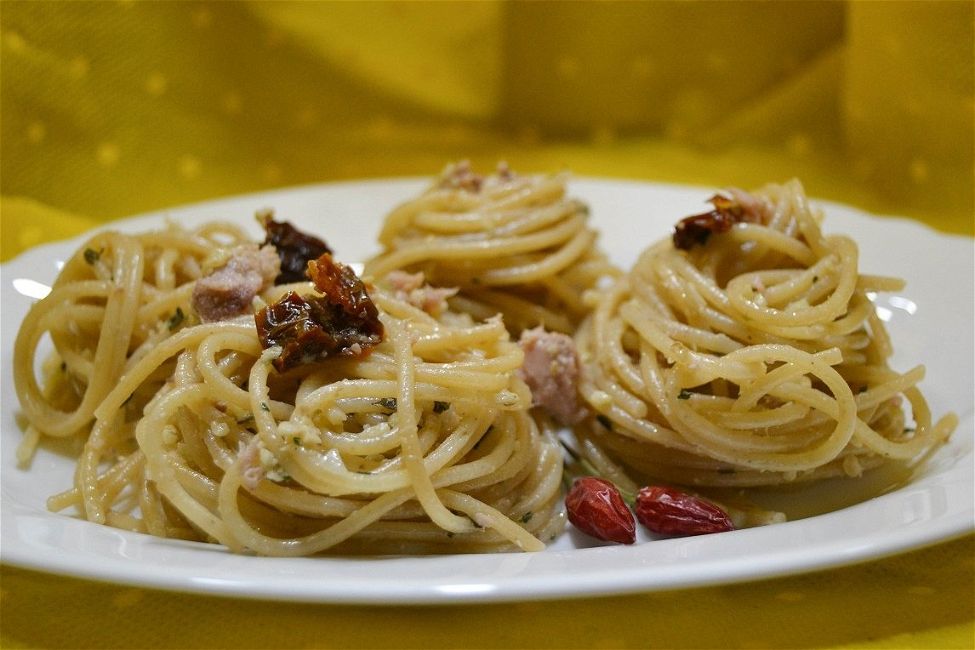 Spaghetti aglio, olio e tonno