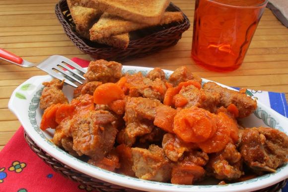 Spezzatino di vitello con carote e salsiccia