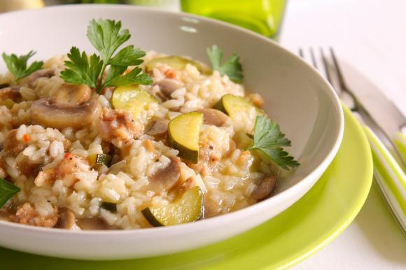 Risotto con funghi, salsiccia e zucchine