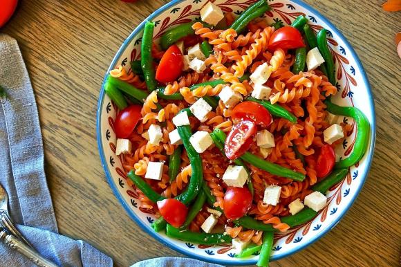 Fusilli di lenticchie con fagiolini, pomodori e tofu