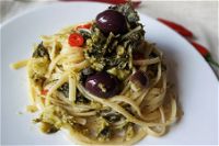 Linguine con broccoli, olive nere e peperoncino calabrese
