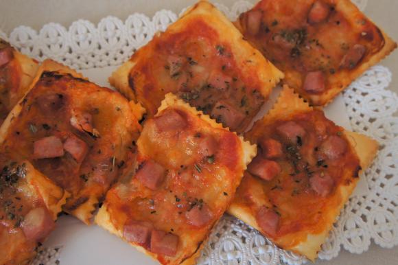 Pizzette di sfoglia con mortadella e origano