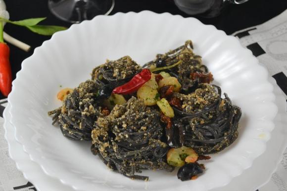 Spaghetti al nero di seppia, gamberetti e pomodori secchi