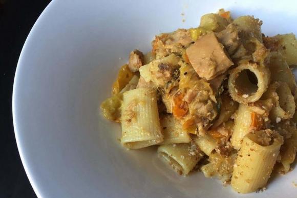 Pasta piccante con tonno, acciughe e pomodorini gialli
