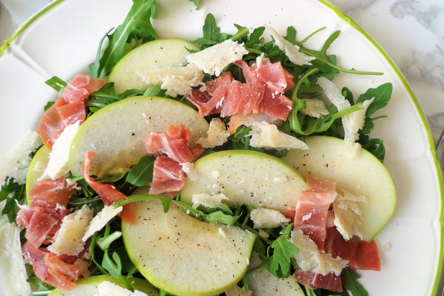 Insalata di rucola con prosciutto crudo, mele verdi e parmigiano