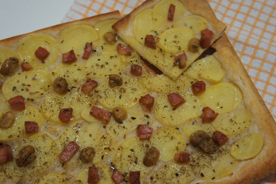 Sfoglia salata con patate, mortadella e funghetti