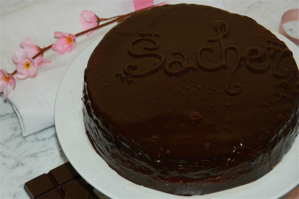 Torta Sacher con crema pasticcera e marmellata