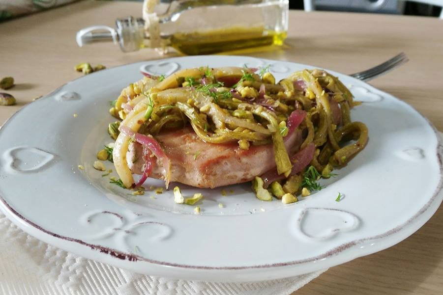 Tonno con zucchine e cipolle caramellate