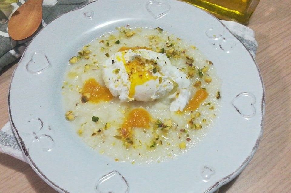 Uovo in camicia su vellutata di cavolfiore bianco e pistacchi