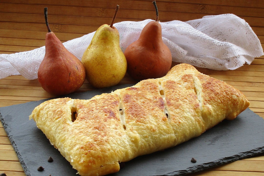 Sfoglia con pere e gocce di cioccolato